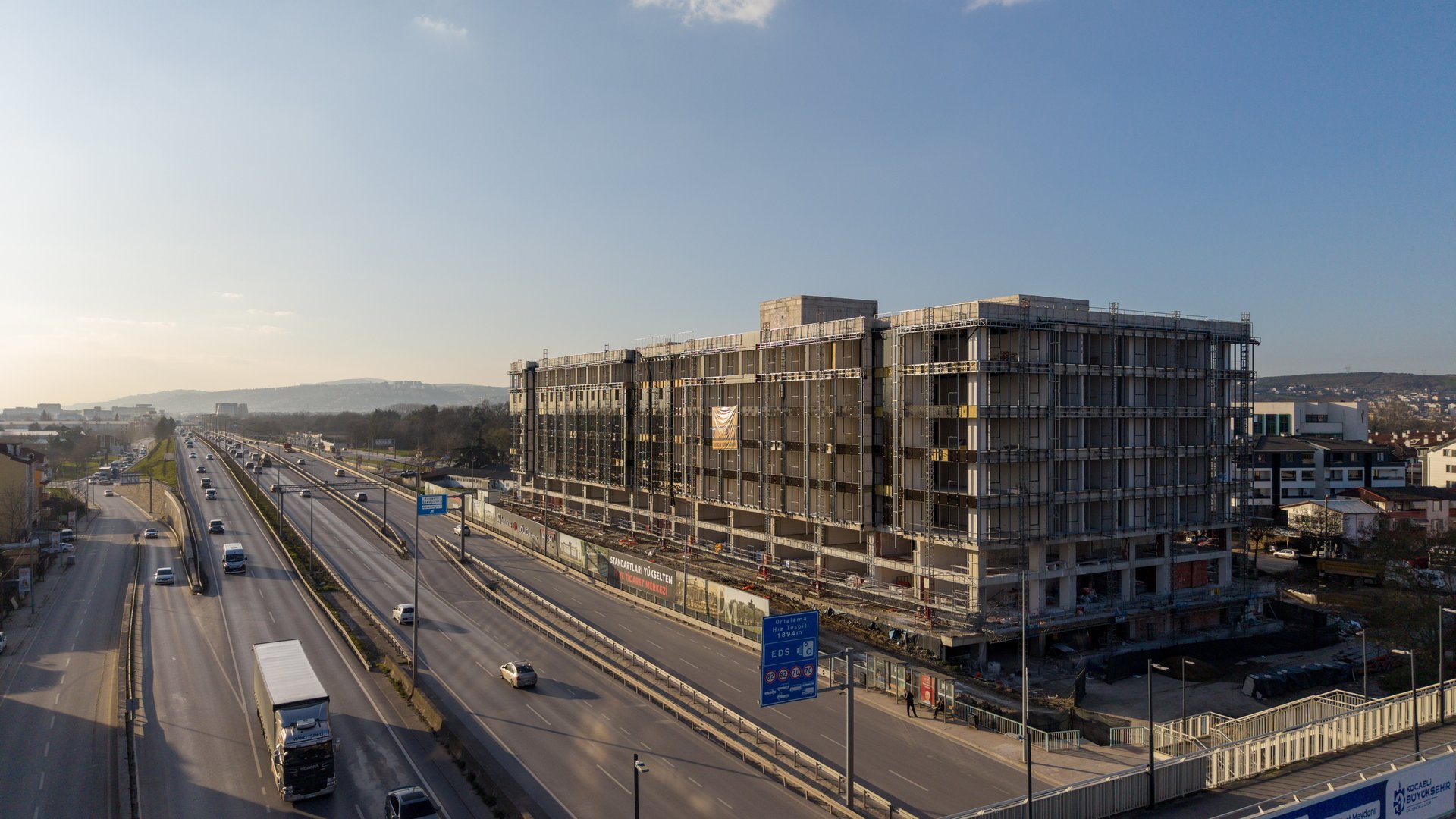 Duramoss Kartepe modern yapı ve şehir görünümü