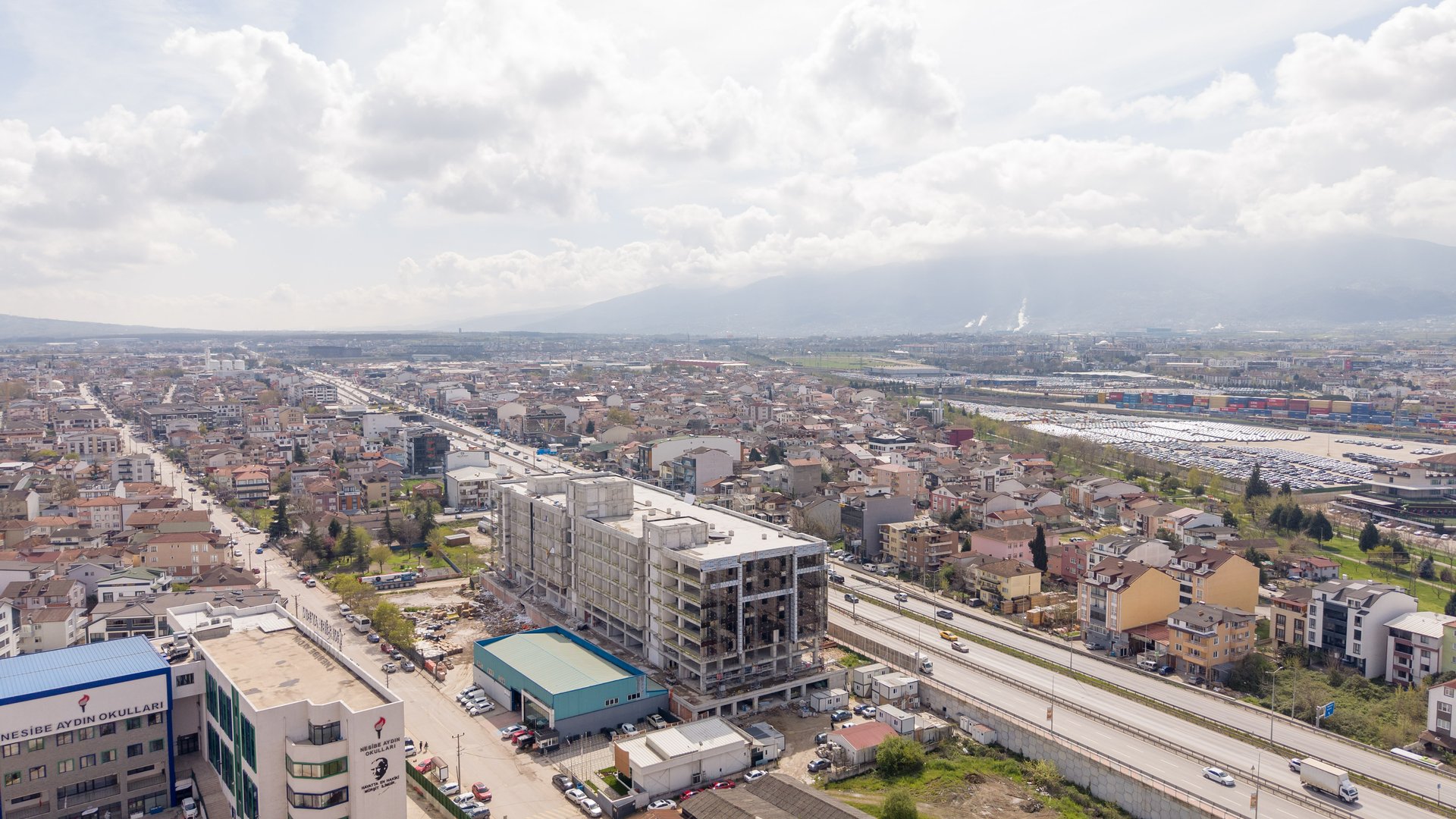Betonarme iskeleti görünen şantiye yapısı