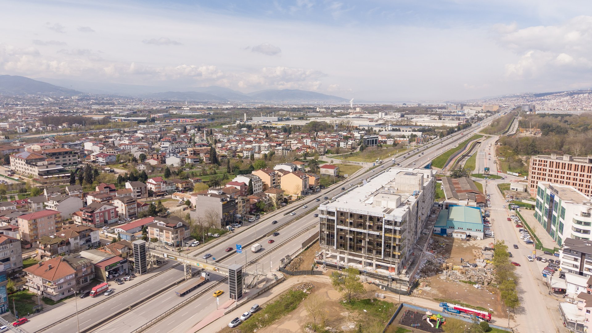 D-100 kenarında betonarme iskelet aşamasındaki yapı